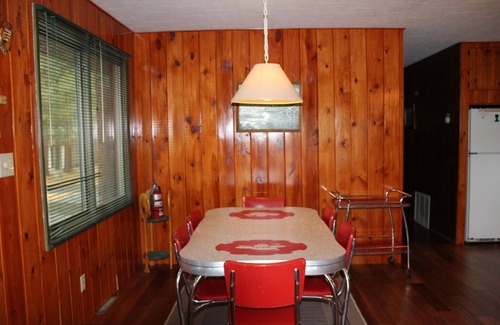 Rhinelander Cabaña | Playa de arena, ideal para familias con WIFI y aire acondicionado central, en el lago Thompson