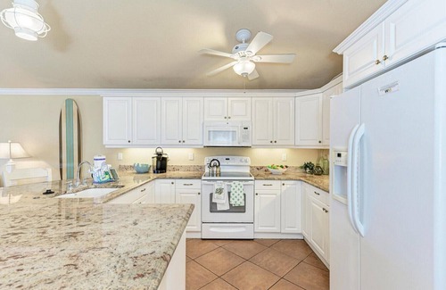 Holmes Beach Casa | Sand Dollar: Poolside Condo 2 Blocks to Beach by Anna Maria Life Vacation Rentals