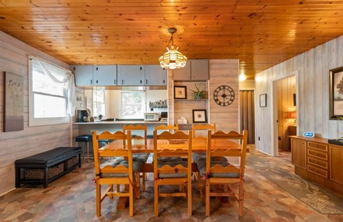North Frontenac Cabaña | Sand Lake Oasis -Beautiful 3Br Waterfront Cottage w/ Lots to Do!