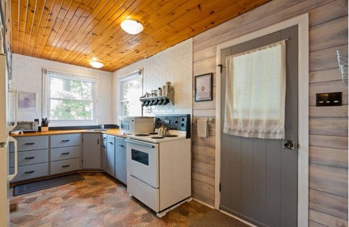 North Frontenac Cabaña | Sand Lake Oasis -Beautiful 3Br Waterfront Cottage w/ Lots to Do!