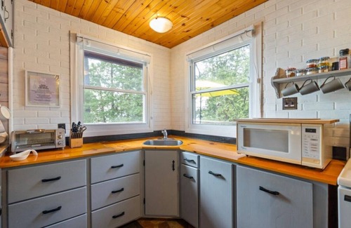 North Frontenac Cabaña | Sand Lake Oasis -Beautiful 3Br Waterfront Cottage w/ Lots to Do!