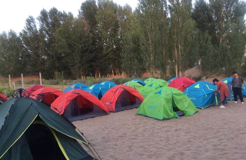 Mingsha Mountain and Crescent Spring Alquiler De RV | Sand Mountain Moon Bay Camping