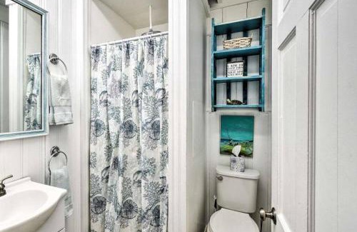 Kill Devil Hills Casa | Sand Pebbles: Bright Bungalow - Steps to Beach!