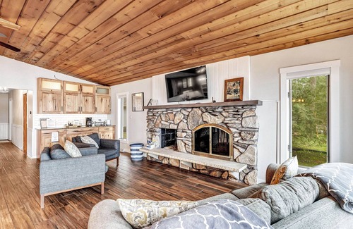 Brazeau Cabaña | Sand Shoreline, Party Garage, Picturesque Sunsets!