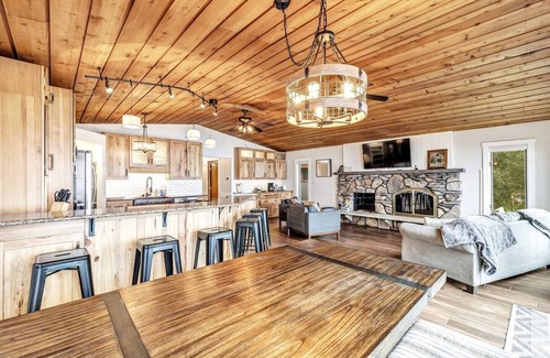 Brazeau Casa | Sand Shoreline, Party Garage, Picturesque Sunsets, Dock