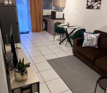 Edenvale Casa | Sandalion Cottage near OR Tambo Airport & Greenstone