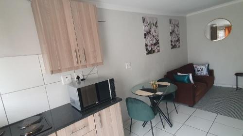 Edenvale Casa | Sandalion Cottage near OR Tambo Airport & Greenstone