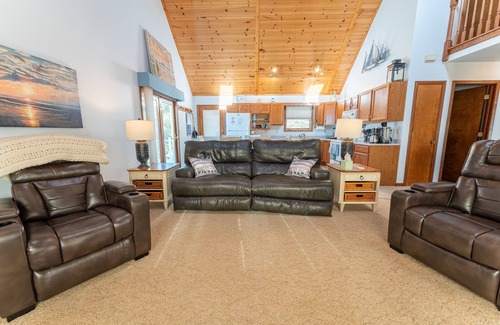 Gulliver Casa | Sandbox on Michibay: Autumn on Lake Michigan – Fall Colors & Cozy Nights Await!