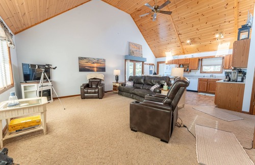 Gulliver Casa | Sandbox on Michibay: Autumn on Lake Michigan – Fall Colors & Cozy Nights Await!