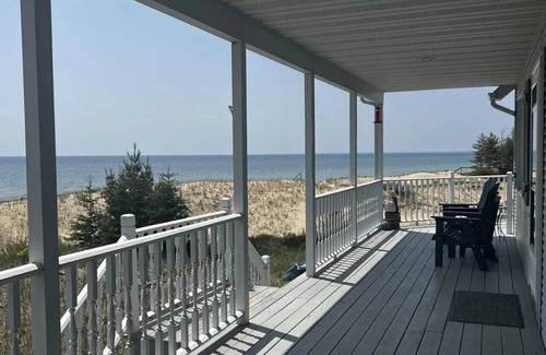 Gulliver Casa | Sandbox on Michibay: Autumn on Lake Michigan – Fall Colors & Cozy Nights Await!