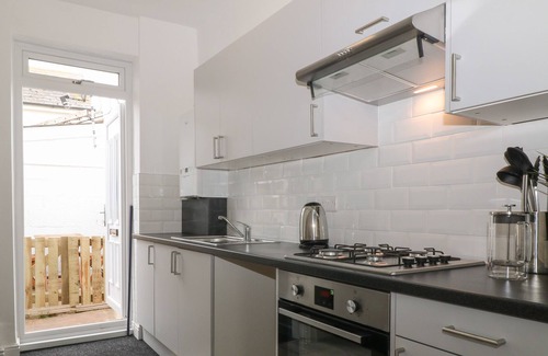 Babbacombe Cabaña | SANDOWN, pet friendly, country holiday cottage in Babbacombe