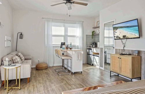 Satellite Beach Apartamento | Sandpiper 𓇼 Studio Across From Beach!