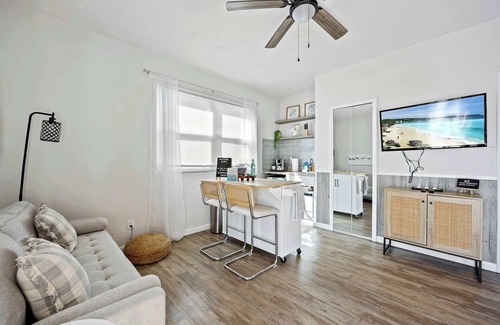 Satellite Beach Apartamento | Sandpiper 𓇼 Studio Across From Beach!