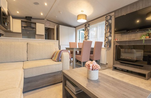 Mudeford Chalet De Esquí | Sandpiper - a new, pet friendly property on Sandhills Holiday Park.