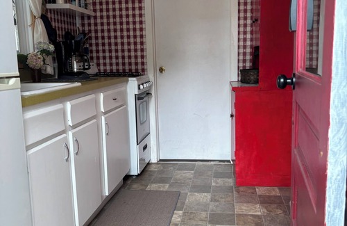 Ludington Cabaña | Sandpiper Cottage: Lakeside, Boat Slip, Beach, Family Friendly, Kayaks