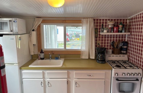 Ludington Cabaña | Sandpiper Cottage: Lakeside, Boat Slip, Beach, Family Friendly, Kayaks