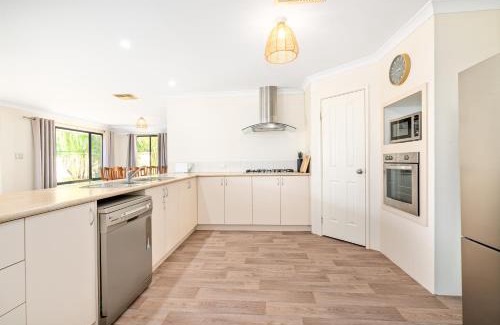 Broadwater Casa | Sandpiper House 4BR Family & Pet-Friendly Stay