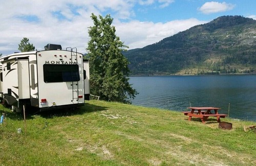 Sandpoint Alquiler De RV | Sandpoint lakefront ranch RV site with fire pit