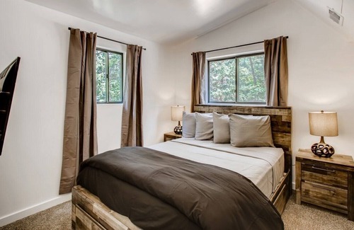 Idaho Springs Condominio | Sandstone Modern Work & Play Waterfront Condo!