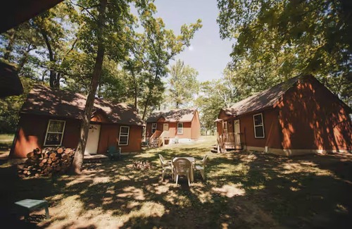 Wisconsin Dells Cabina | Sandstone Rustic Retreat & Dells Domes - 9 units- Sleeps 26