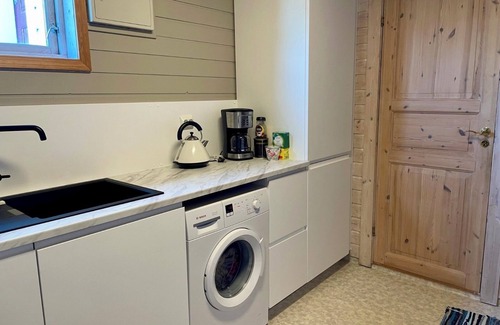 Sandve Apartamento | Sandve, spacious apartment, in quiet neighborhood. Sea view.