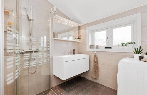 Bergenhus Apartamento | Sandviken, on the mountain & by the sea. Popular loft, fireplace and balcony.