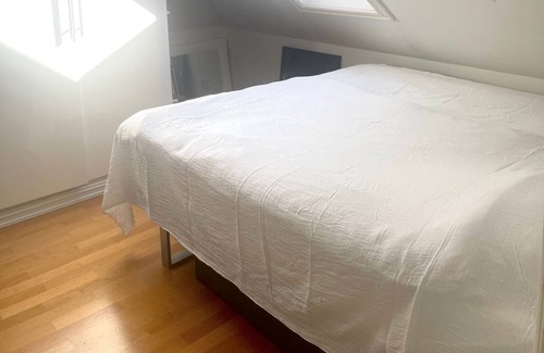 Bergenhus Apartamento | Sandviken, on the mountain & by the sea. Popular loft, fireplace and balcony.