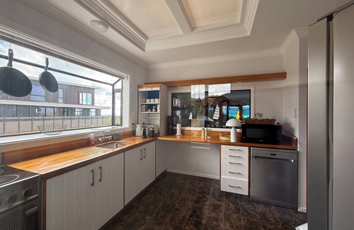 Paraparaumu Beach Casa | Sandwalk - Big, bold and beachfront