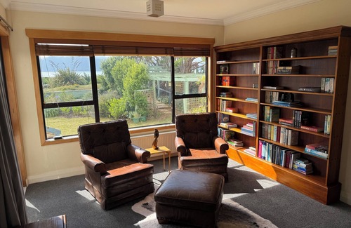 Paraparaumu Beach Casa | Sandwalk - Big, bold and beachfront