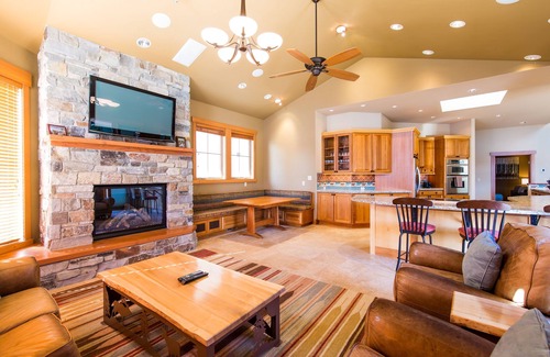 Manson Casa | Sandy Beach Retreat - Lake Chelan Manson Waterfront home with private boat slip!