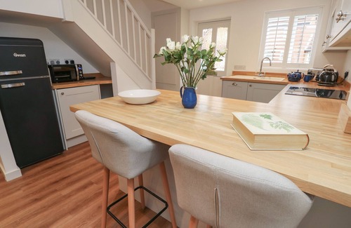 Sandown Cabaña | SANDY COTTAGE, pet friendly, character holiday cottage in Sandown