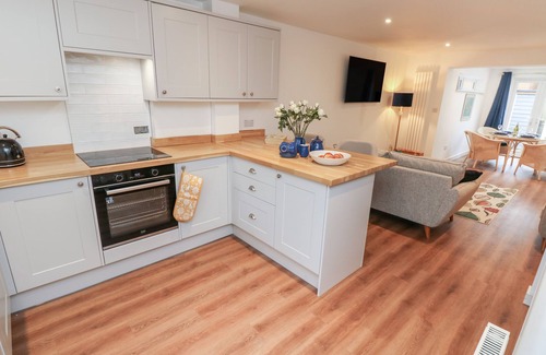 Sandown Cabaña | SANDY COTTAGE, pet friendly, character holiday cottage in Sandown