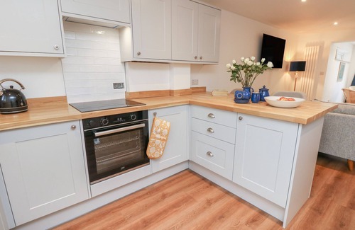 Sandown Cabaña | SANDY COTTAGE, pet friendly, character holiday cottage in Sandown