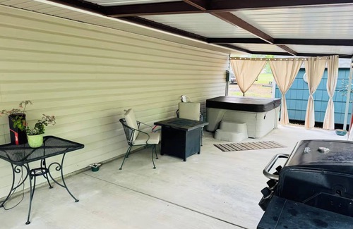 Sulphur Cabina | Sandy Creek Hideaway -Couples Cabin -Hot Tub