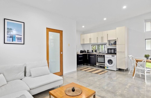 Woolgoolga Casa | Sandy Feet Retreat - guest house walking distance to everything!