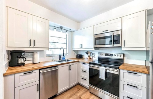 Iona Condominio | Sandy Feet Retreat! Minutes to Sanibel and Bunche Beach.