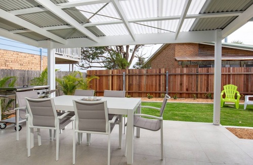 Currarong Casa | Sandy Feet Retreat - Pet Friendly - 1 Min Walk to Beach