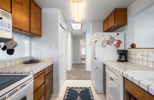 Ferndale Casa | Sandy Point Sanctuary: 2BR Home w/ Stunning Ocean Views, Cozy Fireplace & Deck