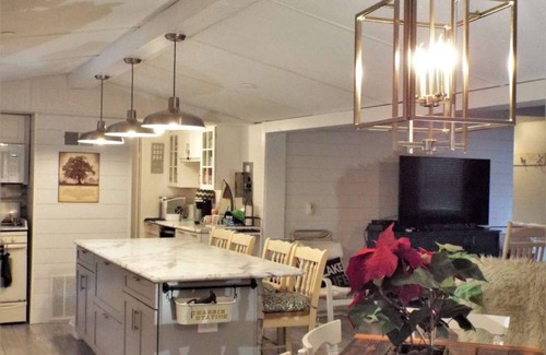 Hesston Casa | Sandy's Lake Chateau - Beautifully updated home on 3 private acres.