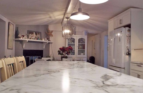 Hesston Casa | Sandy's Lake Chateau - Beautifully updated home on 3 private acres.
