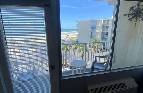 Bostwick Park Condominio | Sandy Shores Retreat – Beach Access + Pool