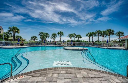 North Myrtle Beach Casa | Sandy Tee Resort Suite w Giant Pool Oasis