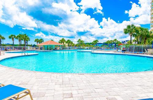 North Myrtle Beach Casa | Sandy Tee Resort Suite w Giant Pool Oasis