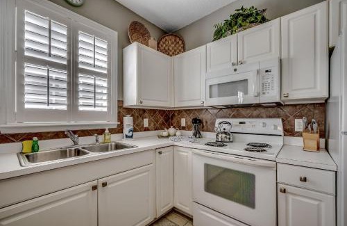 North Myrtle Beach Casa | Sandy Tee Resort Suite w Giant Pool Oasis