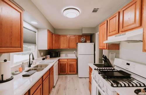 Ocean Springs Casa | Sandy Toes - 3bedroom near beach & downtown Ocean Springs! in golf cart district