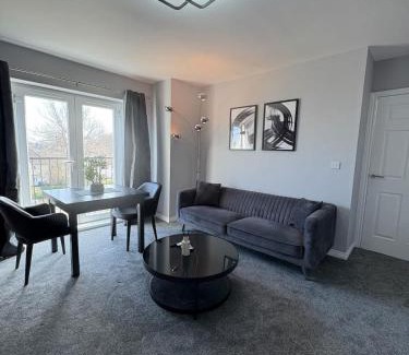 Broadheath Apartamento | SandyCroft- Secure gated Parking & Close To Airport