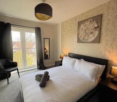 Broadheath Apartamento | SandyCroft- Secure gated Parking & Close To Airport