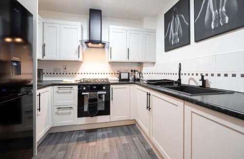Broadheath Apartamento | SandyCroft- Secure gated Parking & Close To Airport