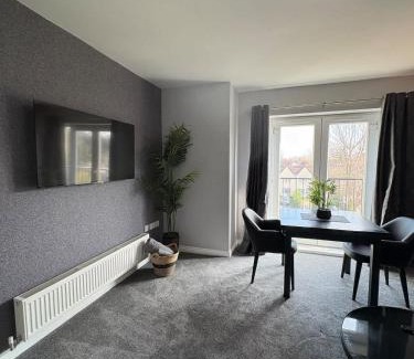 Broadheath Apartamento | SandyCroft- Secure gated Parking & Close To Airport