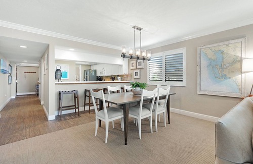 Beachview Country Club Estates Condominio | Sanibel Beachfront Full Gulf View Condo! 3BR, 2 Bath! Heated Pool, 2 Pickleball!